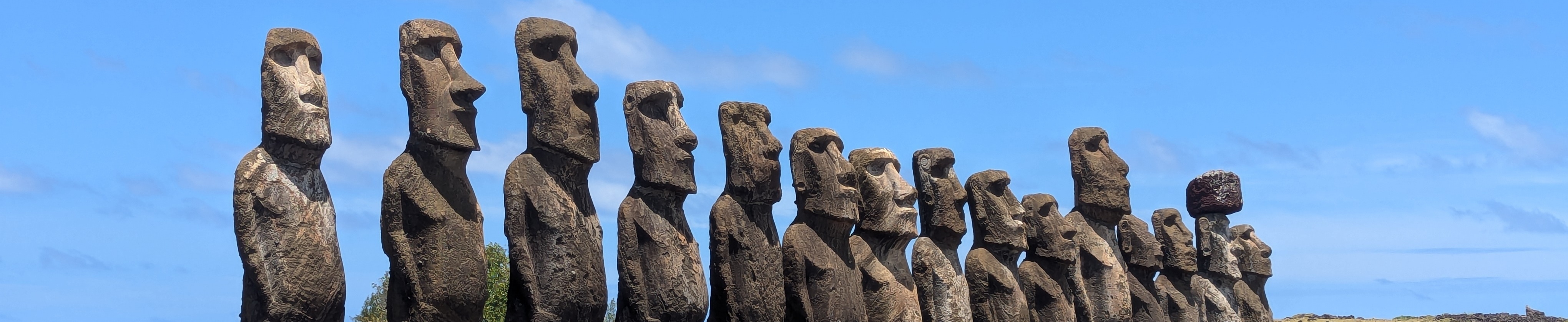 Moai statues, title photo of the article